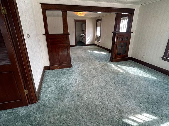3rd image of 825 N Broadway Ave