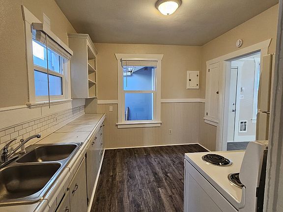 3rd image of 703 Pacific Ave