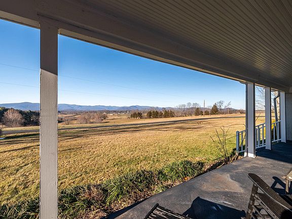 3rd image of 106 Vista Heights Dr