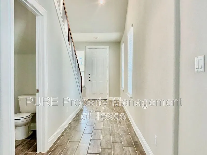 3 bed, 2.5 bath, 2203 sqft, $2,100 — Photo 4