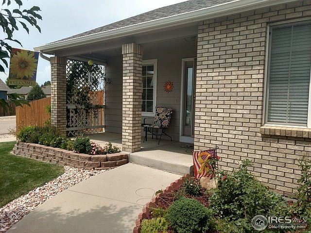 Beautiful, welcoming front porch