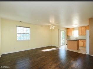 549 E Shagbark Ln #F, Streamwood, IL 60107