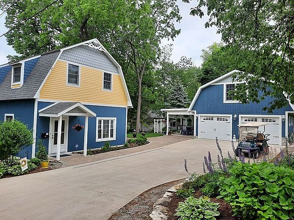 2 Story Garage w/Shop