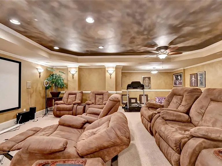 8910 Pinehurst Cv — Photo 92