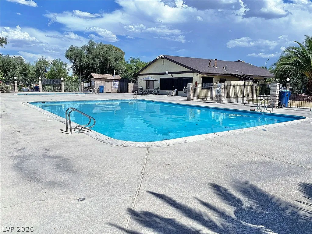 3 bed, 2.5 bath, 1365 sqft, $1,545 — Photo 2