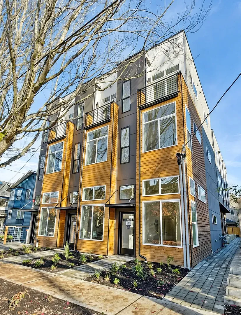 Contemporary 2BR Townhome in Prime Madrona Location — Photo 1