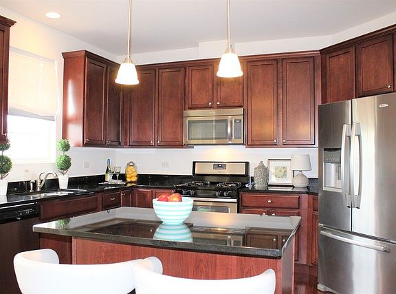 3rd image of 1676 Persimmon St