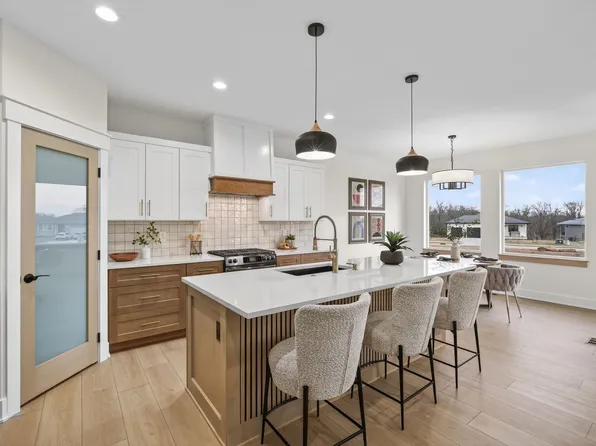 5557 165th St, Urbandale, IA 50323