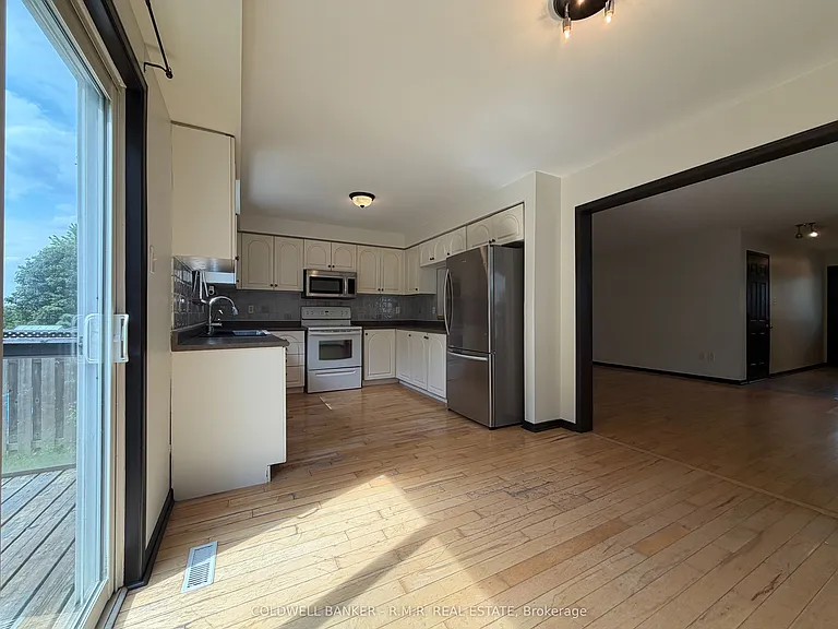 75 Margaret Graham Cres — Photo 11