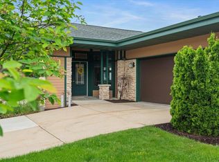 18 Hawks Landing Cir, Verona, WI 53593