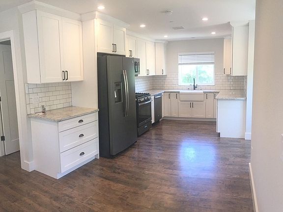 4th image of 31 Camilla Dr #A