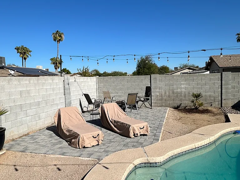 820 W Oxford Dr — Photo 2