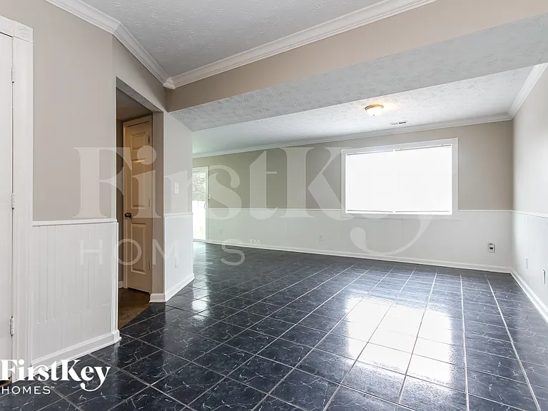 1921 E Werges Ave — Photo 2