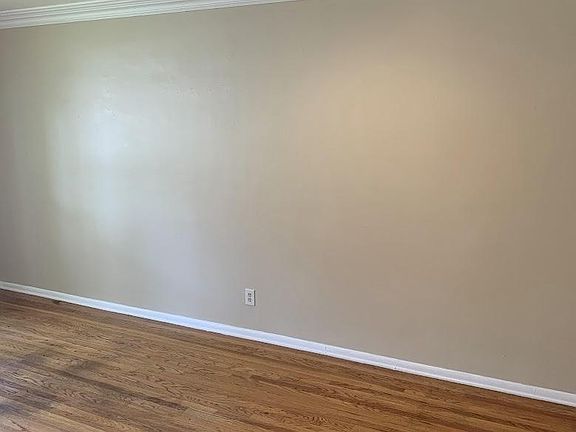 5th image of 2070 Gladys St