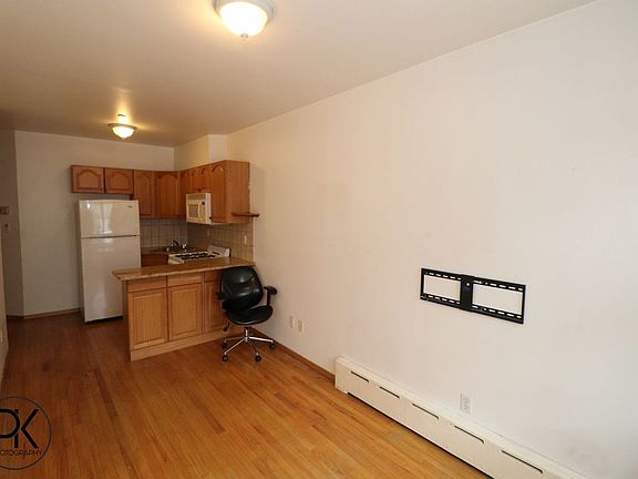 4th image of 623 Humboldt St #1R