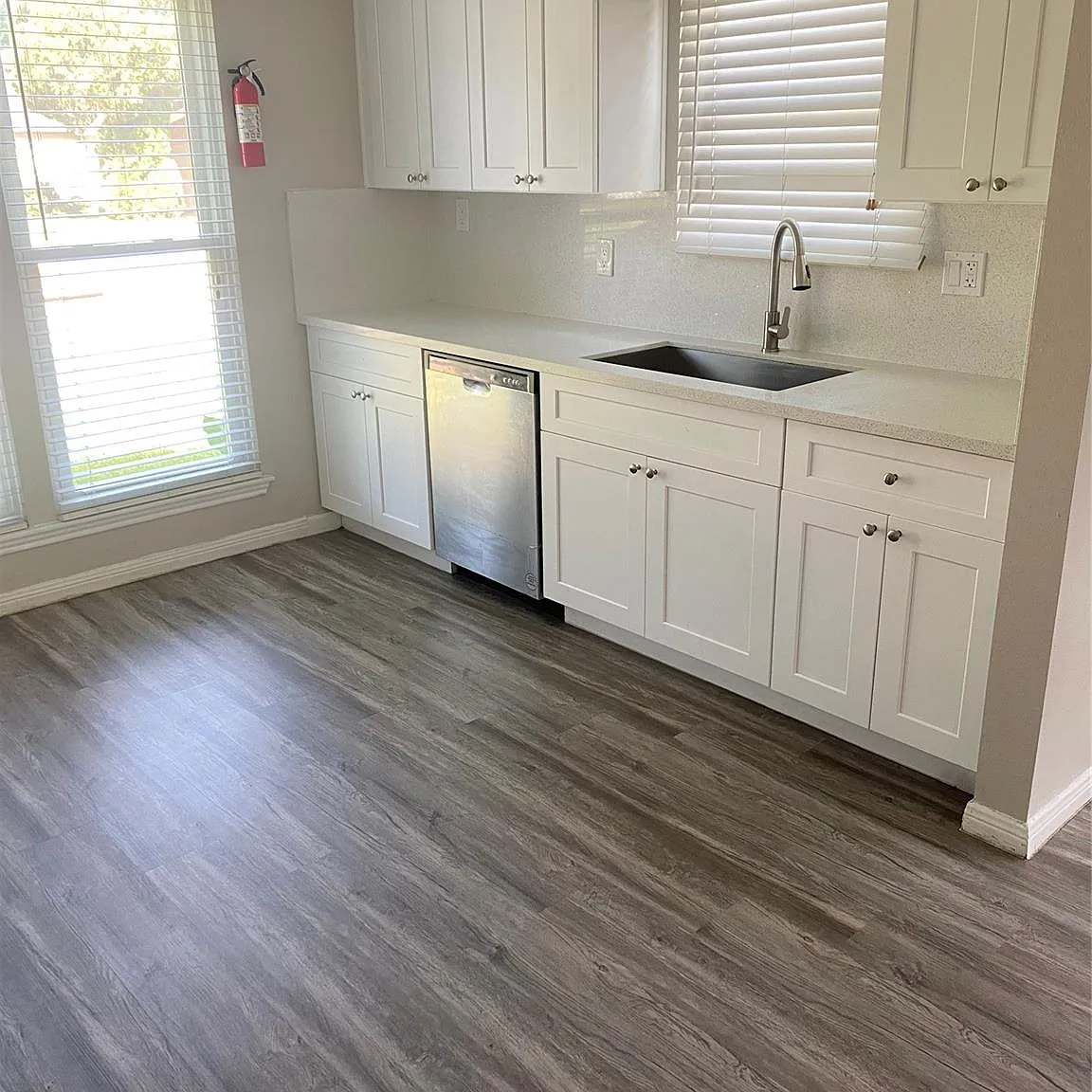 3 bed, 2.0 bath, 1322 sqft, $2,300 — Photo 2