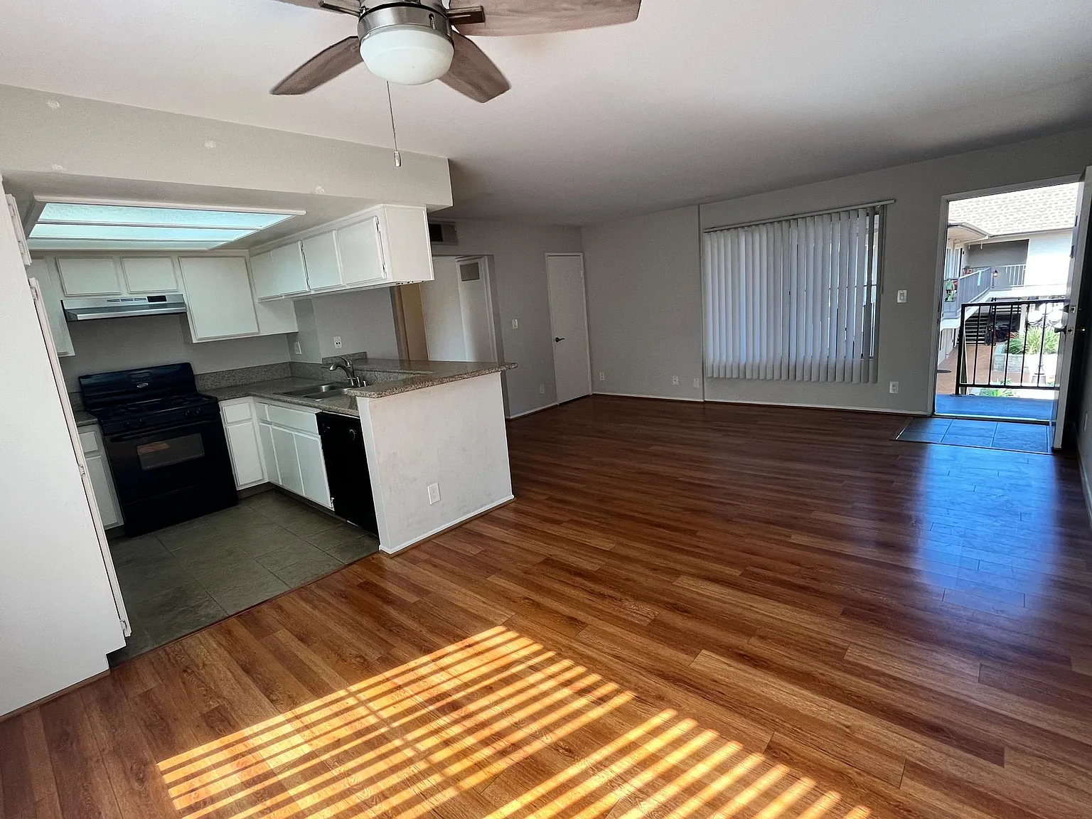 636 E Verdugo Ave — Photo 3