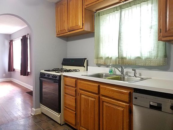 2nd image of 2940 Hiawatha St