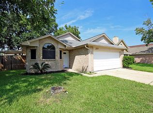 1122 Saint John Dr, Pearland, TX 77584