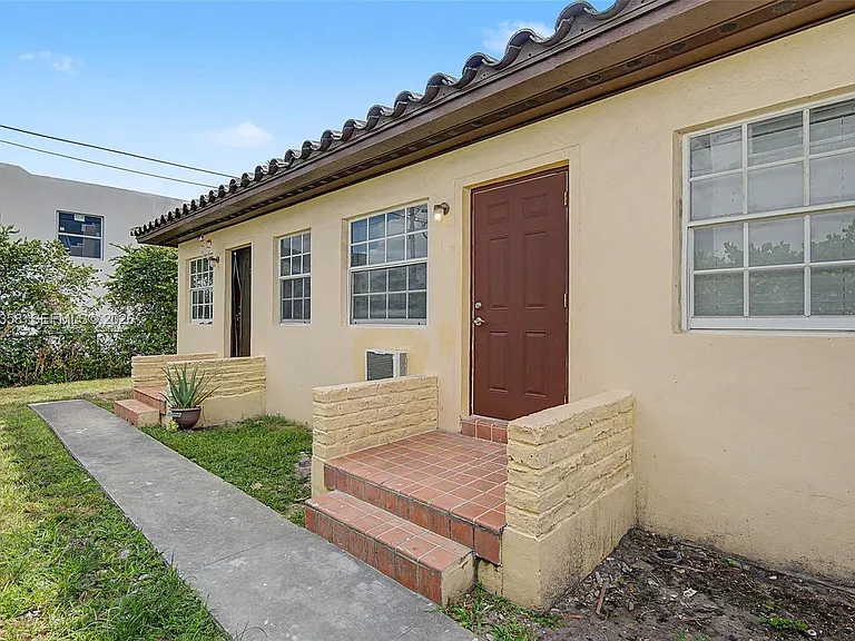 1021 SW 3rd St #6 — Photo 1