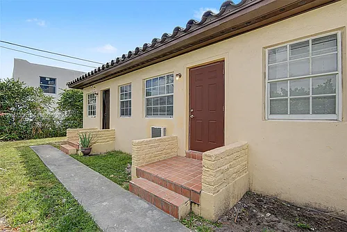 1021 SW 3rd St #6 Photo 1