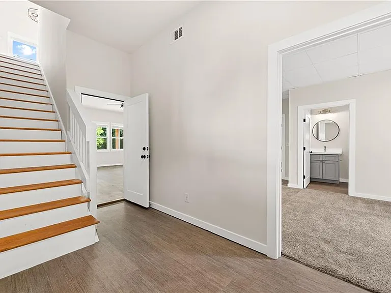 221 Columbus Dr — Photo 16
