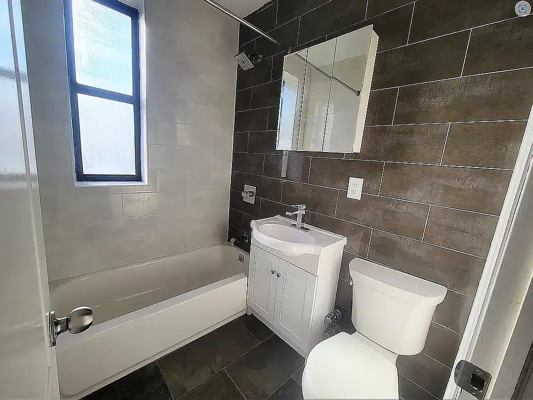 75 Ellwood Street — Photo 4