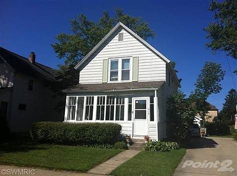 updated home only 3 blocks to South Beach and Kid's Corner  short walk to downtown and sleeps 13