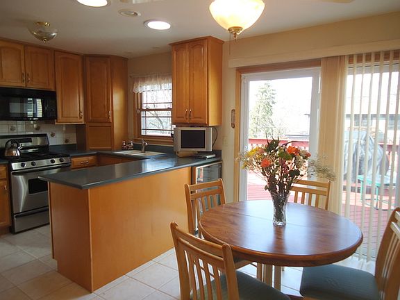 Eating area w/ sgd to deck