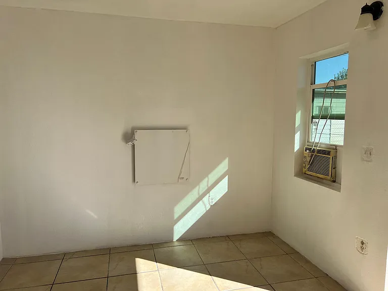 204-206 N Sunshine Blvd #5 — Photo 5