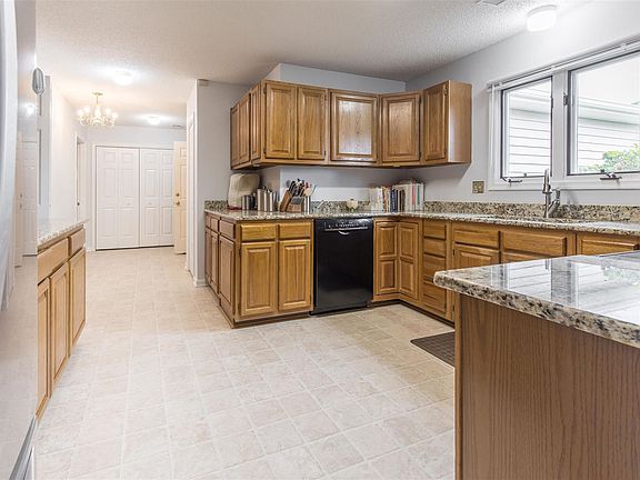 4th image of 8 Lake Summit Dr