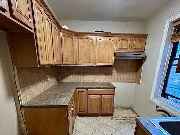 5th image of 909 E 29th St APT 3D