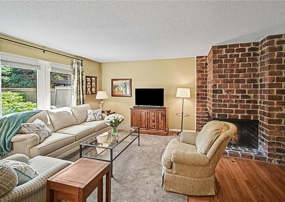 1st image of 10237 Foster St