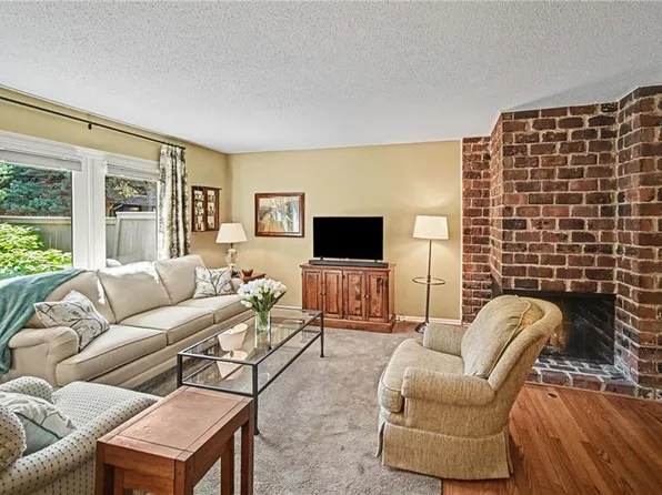 10237 Foster St, Overland Park, KS 66212