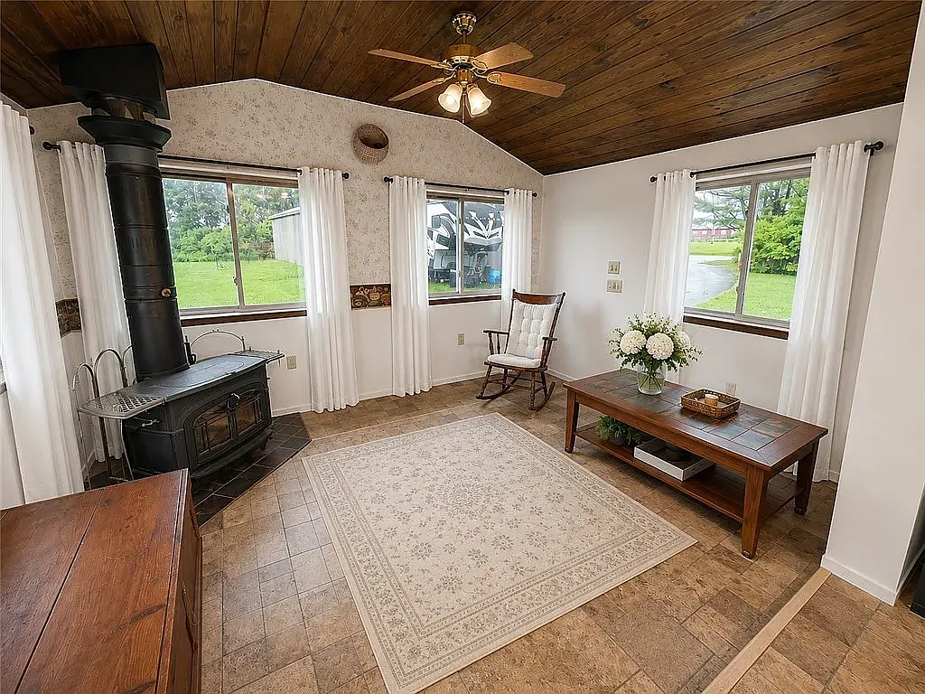4 bed, 3500 sqft, $3,200 — Photo 3