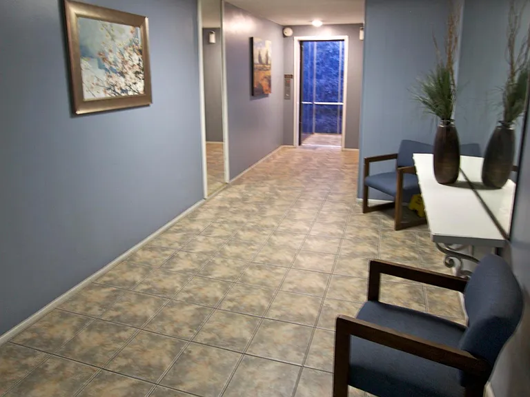 Chateau Garnet Apts. — Photo 10