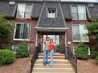 215 Mammoth Rd APT 11, Lowell, MA 01854