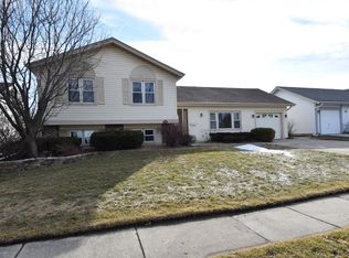5837 E Beverly Cir, Hanover Park, IL 60133