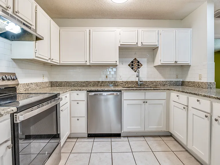 528 Lester St — Photo 8