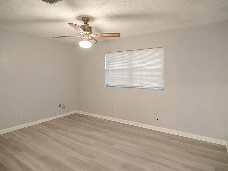 111 Valencia Dr — Photo 8