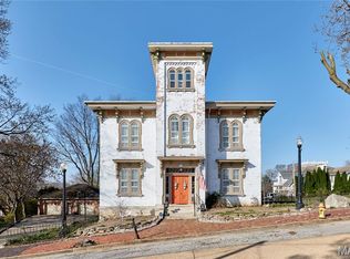 320 N Main St, Louisiana, MO 63353