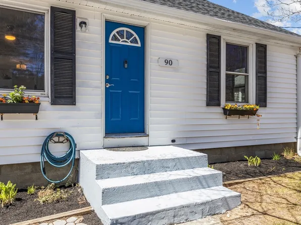 90 Hathaway St, Wareham, MA 02571