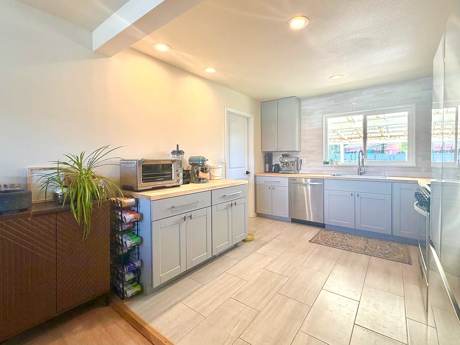 3 bed, 1300 sqft, $2,100 — Photo 3