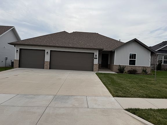 2nd image of 878 S Parkside Cir