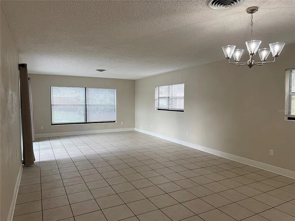 3 bed, 2.0 bath, 1570 sqft, $2,400 — Photo 4