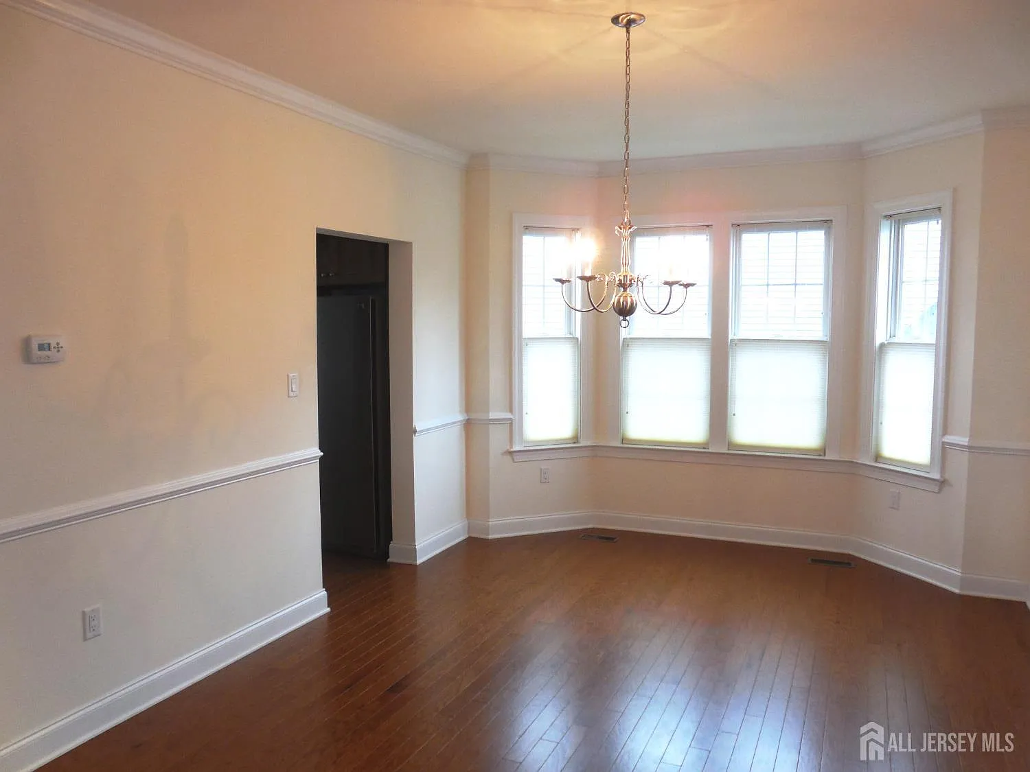 3 bed, 3.5 bath, 2616 sqft, $5,300 — Photo 2