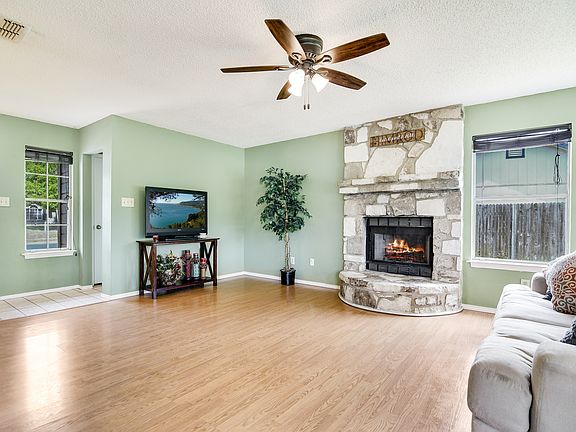 3rd image of 222 Cibolo Crossing Dr