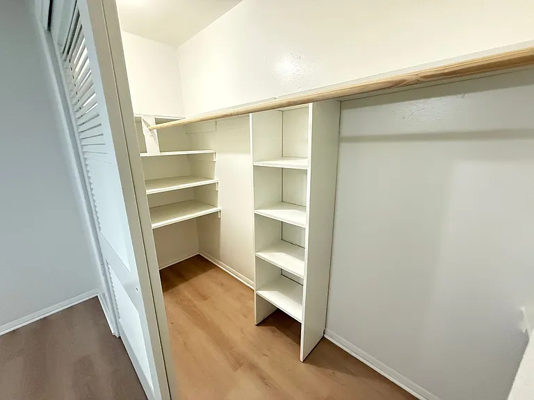 Lorrain Apartments — Photo 17
