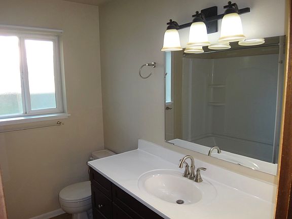 5th image of 321 NE Damson Ave APT B