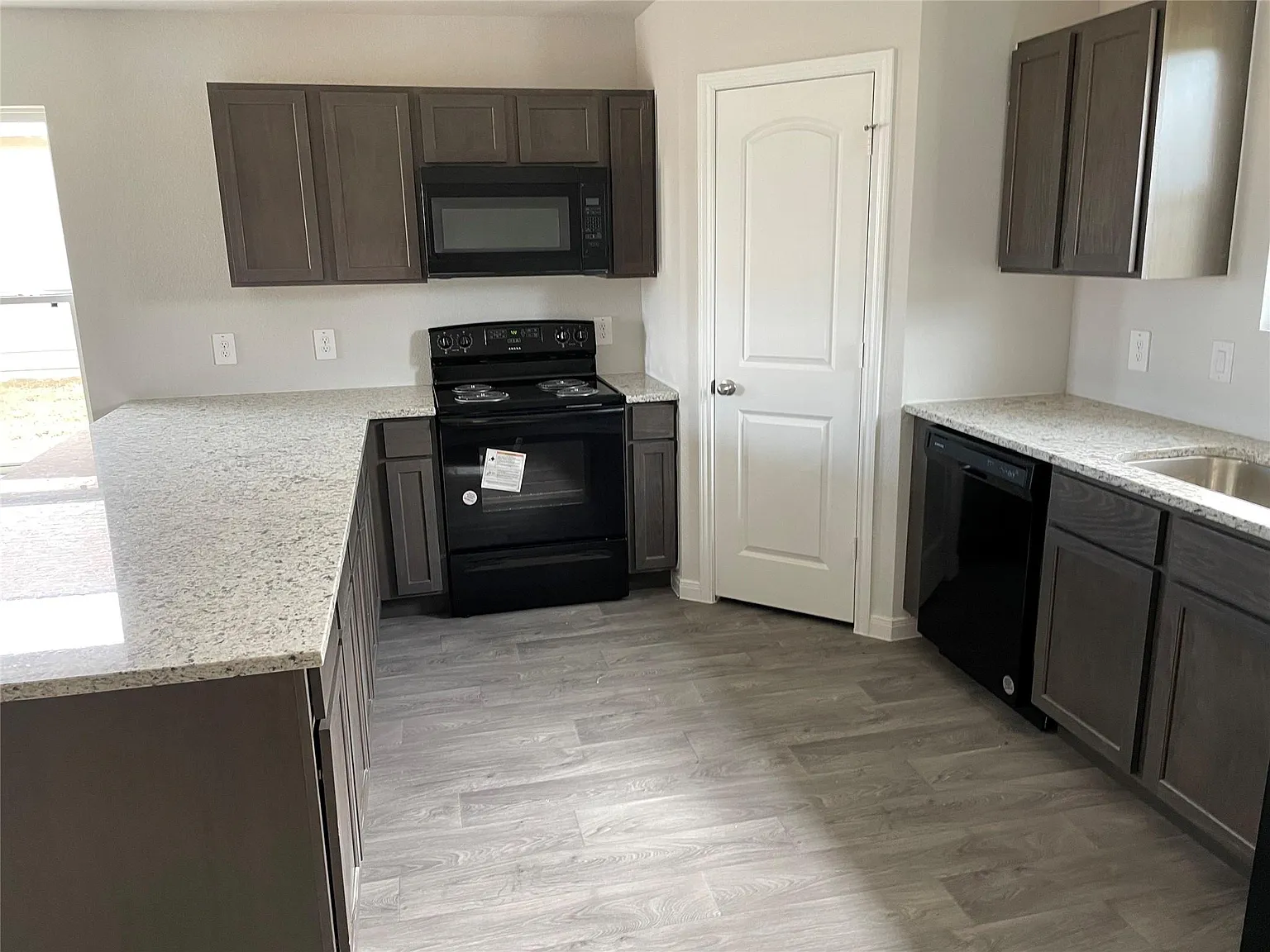 3 bed, 2.5 bath, 1276 sqft, $1,495 — Photo 3